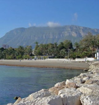 Blick auf den Berg Montgo aus dem Hafen Las Marinas in Denia